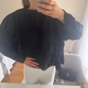 Blus - Säljer så fin blus med volanger och hålbroderi!