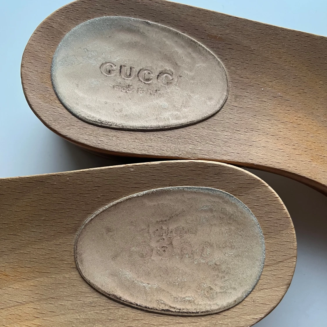 Beige träklackade sandaler från Gucci - 2