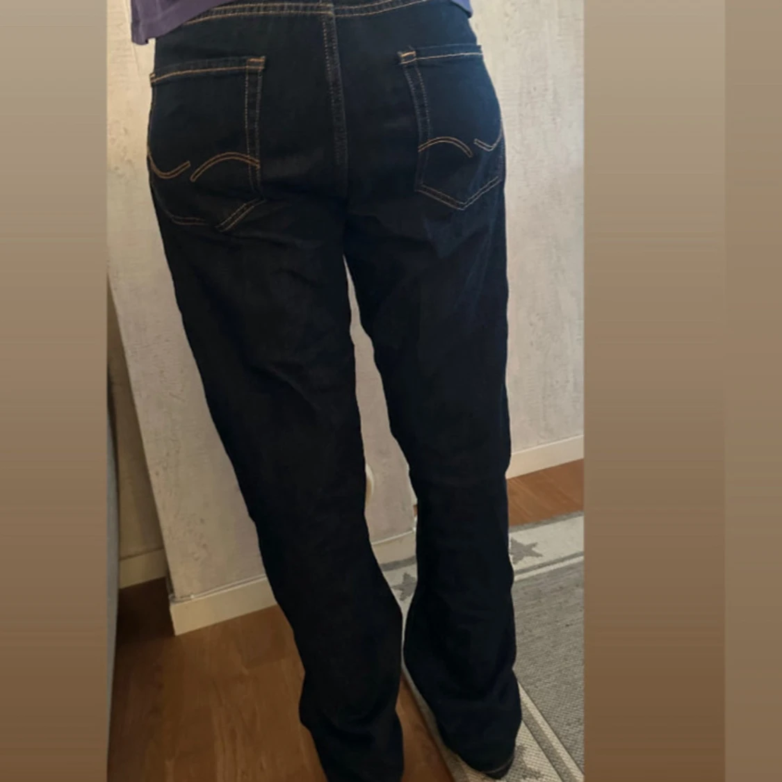 Mörkblå raka jeans med kontrastsömmar - 1