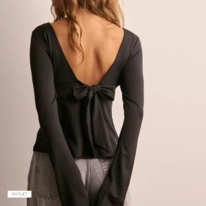 Svart topp - En svart topp från Nelly i Xs, aldrig andvänt. Nypris 299