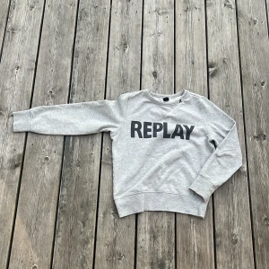 Replay sweatshirt - Grå replay sweatshirt. Den har en skön passform och är perfekt för dig som vill ha en snygg och avslappnad stil med något extra!🤩
