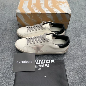 Golden goose - Säljer dessa riktigt feta Golden goose skorna i vitt och svart, storlek 43, skickar samma dag 