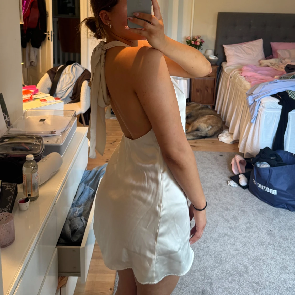 Vit halterneck miniklänning i satin - 2