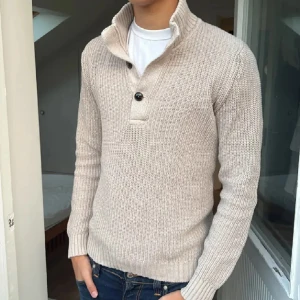 Beige kofta - Riktigt snygg beige kofta i ett mycket bra skick! // Storlek: Medium // Hör av er vid frågor!