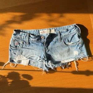 jättesnygga low rise hollister shorts! - Säljer dom här as snygga lågmidjade ljusblå hollister shortsen eftersom att dom är för små på mig tyvärr. Väldigt populära. Pris kan diskuteras