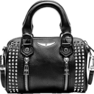 zadig väska - säljer den här super coola zadig sunny spike bag! används tyvärr inte längre och är i bra skick! den säljs inte längre och är köpt för 2500 men pris kan diskuteras! kom privat för fler bilder eller frågor🥰