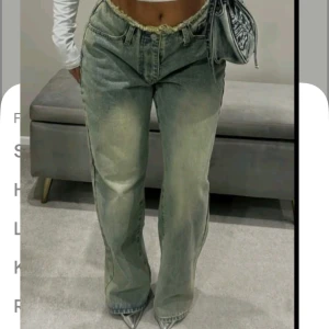 Jeans från PLT  - Snygga gråa-gröna jeans med bred passform och rå, fransig midja. Jeansen har en cool, tvättad look och raka ben som ger en avslappnad vibe. Perfekta att styla med crop top eller hoodie för en trendig streetstyle.