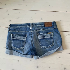 Minishorts - Så snygg minishorts med snygga fickor . Skriv för exakta mått. Köpt på sellpy men aldrig använd