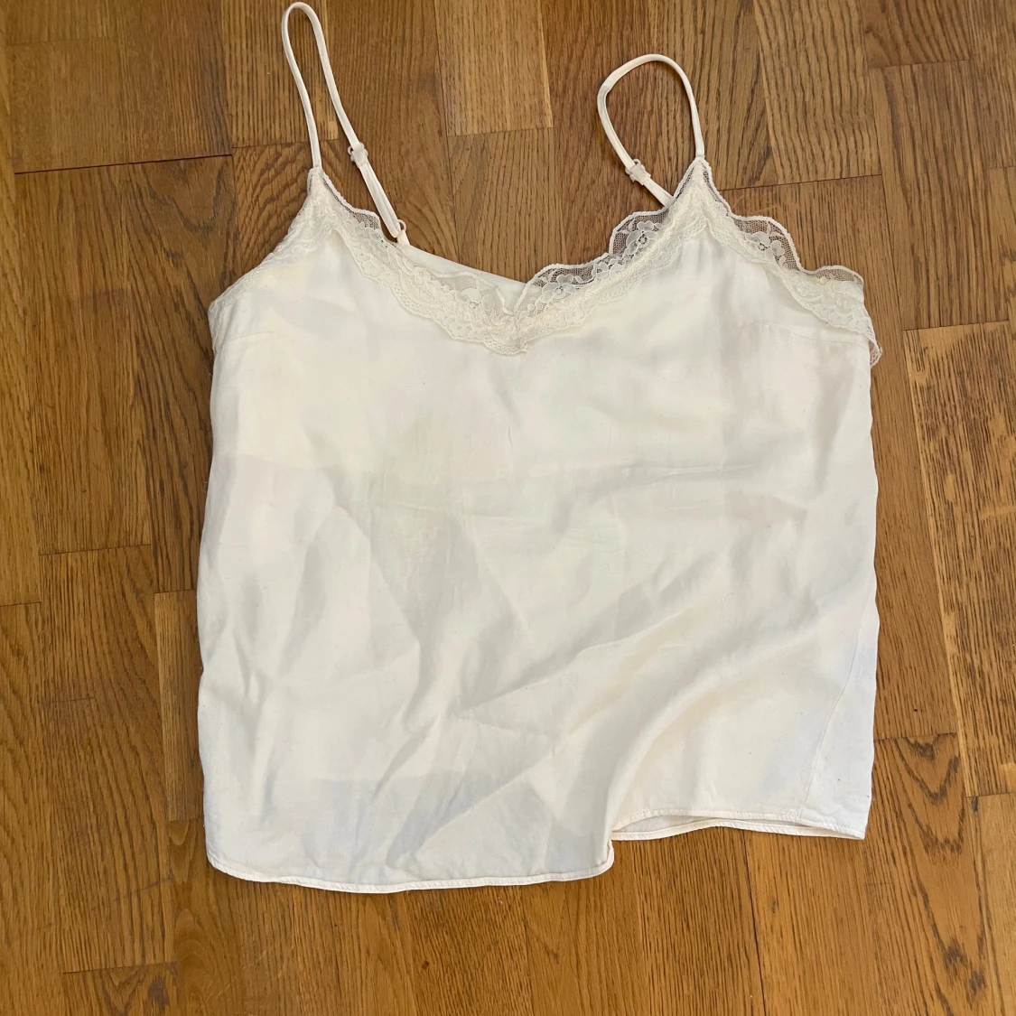 Vit linnetopp med spetsdetaljer - 1