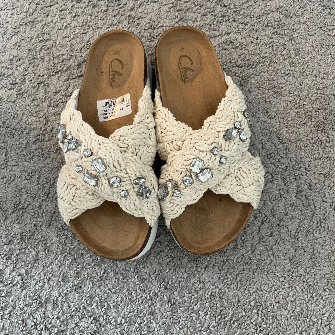 Beige sandaler med stickade band och stenar - 1