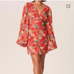 Röd Adoore klänning  - KAN TÄNKA MIG GÅ NER VID SNABB AFFÄR!! SAMT MÖTAS UPP!                     Adoore klänning i mycket bra skick. Klänning är väldigt liten i strl. Köpt second hand som oanvänd har har endast blivit tvättat en gång innan jag pröva den. Den passar någon som vanligtvis är en större medium upp till xl men är som sagt väldigt one size, kan eventuellt vara lite lång i ärmarna för någon under de. Annars en super fin klänning perfekt till midsommar .