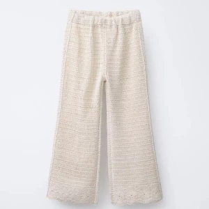 Vita virkade wide byxor - Unika virkade byxor i vit nyans med breda ben och elastisk midja. Byxorna har ett snyggt mönster. Perfekta för en chill sommarlook eller strandhäng. Skulle säga att de är i storlek S. Helt nya med prislappen på! Pris kan diskuteras!