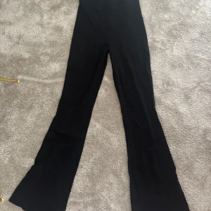 Svarta bootcut byxor från H&M XS - Svarta bootcut byxor från H&M i storlek XS. Byxorna är yoga byxor och i ett stretchigt material som sitter snyggt och bekvämt. Perfekta för dig som gillar en klassisk och stilren look med lite utsvängda ben.