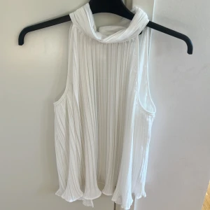 Vit plisserad blus från Zara - Säljer denna vita topp från zara med öppen rygg i storlek S💓