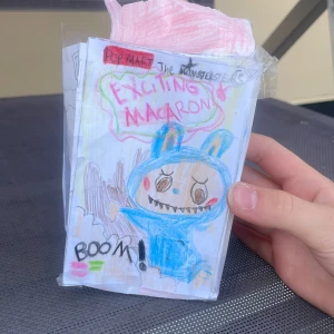 Lafufu! - Det här är en fejk Labubu som jag har gjort som ni ser på bilderna!Det är en mystery box! Som ni ser på bilden är det alla man kan få! Soymilk är igenkligen vit men går inte att rita vitt! Ganska små!