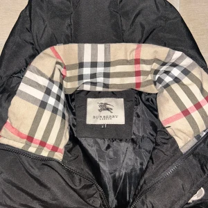 Svart dunväst från Burberry, S - Det går byt såklart. Men om det för dyre kan vi diskutera om priserna….. det passar också m 