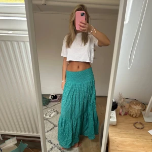 Turkos långkjol med mönster - Jättesöt grönblå långkok från Zara! Perfekt nu inför sommaren. (Knappast använd)💚🩵 PRIS KAN DISKUTERAS 