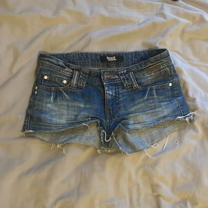 Blå jeansshorts  - Snygga blå jeansshorts från Beat Basic med slitna detaljer. Det står ingen storlek i men skulle säga att de är i xs, midjemåttet är ca 34-36 cm. Hör av er vid frågor!