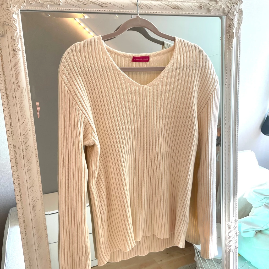 Ribbstickad beige tröja Sweater House - 1