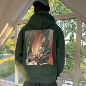 Air jordan hoodie Grön - Mörkgrön hoodie från Jordan med huva och beige snörning. På bröstet finns en patch med Jumpman-loggan och på ryggen ett stort färgstarkt basketmotiv. Perfekt för dig som gillar streetwear och sportig stil.