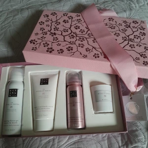 Rituals presentbox - Helt ny, oanvänd lyxig presentbox från Rituals. Innehåller duschgel, body cream, body lotion mousse och ett doftljus. Produkterna har en fräsch doft av rismjölk och körsbärsblom. 