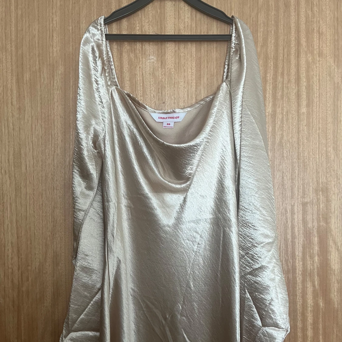 Champagnefärgad satin klänning - 4