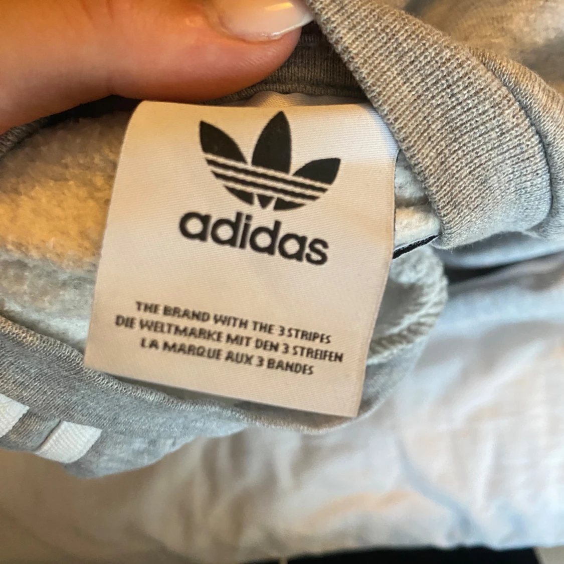 Grå Adidas sweatshirt med vita ränder - 2