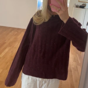 Stickad tröja  - Vinröd stickad tröja som tyvärr inte kommer mig till användning. Passar även xs och s bra