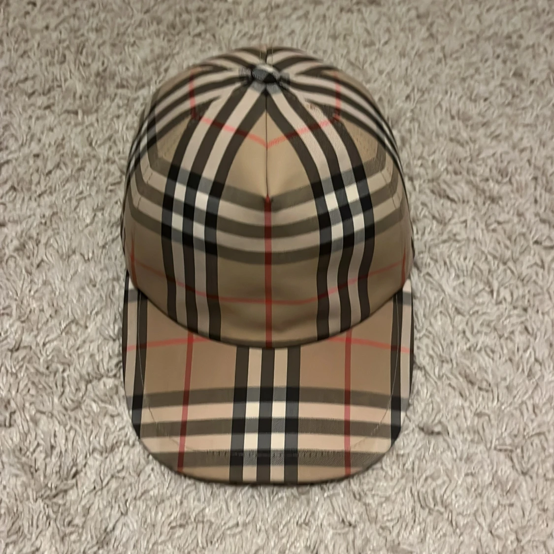 Burberry rutig keps i beige och svart