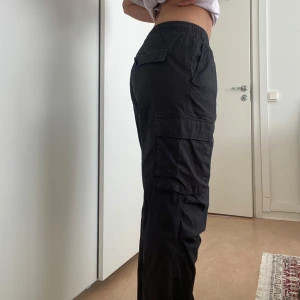 Cargobyxor - Svarta cargobyxor i samma material som parachute pants. Vet inte riktigt vart de är ifrån eller vad storleken är men den sista bilden visar midjemåttet :)