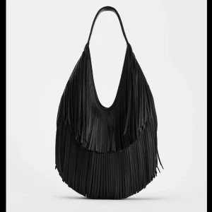 SÖKER!!!💘 Svart axelväska med fransar - SÖKER!!!💘