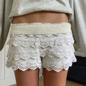 Söker vita spetsshorts💕 - Söker ett par vita spetsshorts till rimligt pris, har bara haft oseriösa säljare tidigare som inte skickat varan :(
