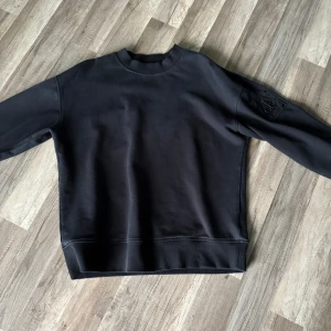 Svart sweatshirt från Moose Knuckles - Svart sweatshirt från Moose Knuckels, strl M.  Pris kan diskuteras vid snabb affär!