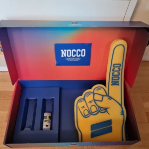 NOCCO supporterlåda Hockey VM 2025 - Nocco supporterlåda för Hockey VM 2025.  Limiterad upplaga som ej går att köpa.  Innehåll i låda: 1st Ansiktsmålnings stick (Gul&Blå) från NOCCO. 1st Gummivante ”Foam hand” från NOCCO med Tre kronor.  NOCCO är sponsor till Hockey VM i Stockholm - Herning därav den limiterade utgåvan av denna lådan.