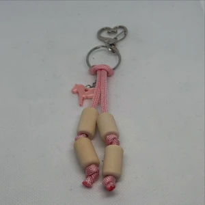 Nyckelring med rosa band och träpärlor dalahäst  - ✨ Handgjord nyckelring – Rosa charm med Dalahäst & trädetaljer ✨  Letar du efter en personlig och söt liten present? Den här handgjorda nyckelringen i mjukt rosa paracord med naturfärgade träpärlor och en liten rosa dalahäst är både charmig och unik! Perfekt till väskan, nyckelknippan eller som en liten symbol för kärlek till Dalarna 💗  🔹 Handknuten med kärlek 🔹 Lätt men hållbar design 🔹 Söt hjärtformad hake i metall 🔹 Perfekt som gåva eller till dig själv! 
