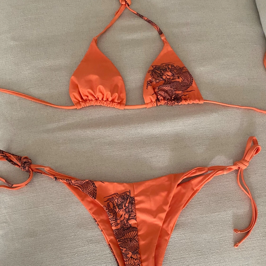 Oanvänd orange bikini, strl M