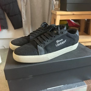 Saint Laurent skor - Säljer dessa riktigt snygga Saint Laurent skor i storlek 44, skorna har använts sparsamt, box och allt annat medföljer till skorna som certifikat osv. Pris kan diskuteras!! Tveka inte att skriva!!