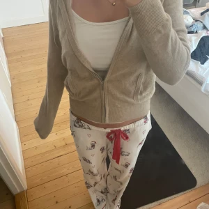 Beige hoodie med dragkedja från Soft Goat - Säljer en stilren beige hoodie från Soft Goat. Den är tillverkad i mjukt material med dragkedja framtill och har en bekväm huva med dragsko. Perfekt för en avslappnad look. Tröjan är i storlek S och har andvända en gång. Jag köpte den för typ 2300kr men säljer den för 1000! Priset kan pratas om!!