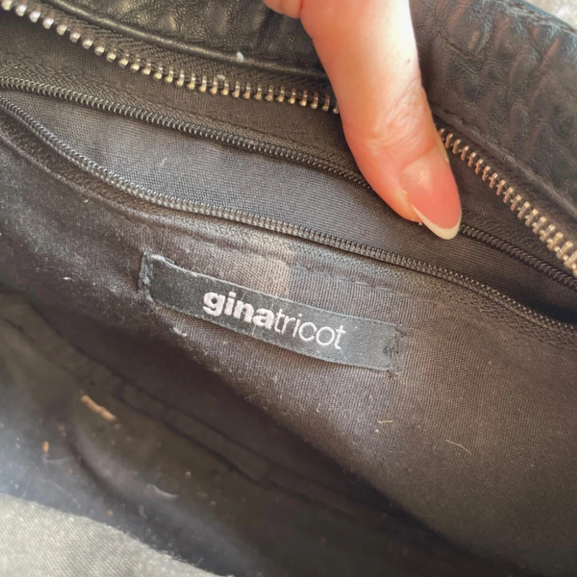 Svart axelväska med nitar från Gina Tricot - 3