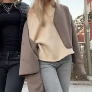 Beige oversized kappa🙌🏽 - Säljer en beige oversized kappa med sömmar som detalj. Jackan har en öppen framsida utan synliga knappar eller dragkedja. Så fin och funkar som både kofta och jacka beroende på årstid och tillfälle! Som ny!🙌🏽