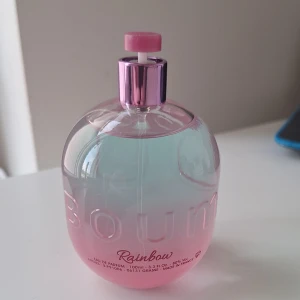 Boum Rainbow parfym Jeanne Arthes 100 ml - Boum Rainbow från Jeanne Arthes är en Eau de Parfum i en rund glasflaska med snygg rosa och turkos färgskiftning. Doften är fräsch och fruktig med inslag av citrus, blommor och en hint av musk. Perfekt för dig som gillar färgglada och lekfulla parfymer. (Enbart testad)