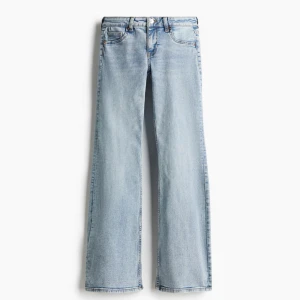 Lågmidjade jeans - Lowwaist blå jeans från HM i storlek 36, köpta på vinted men säljer då de ej passar