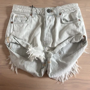 Ljusblå jeansshorts från OneTeaspoon - One teaspoon shorts med fransar, säljer då de är för stora för mig! Midjemått: 36cm