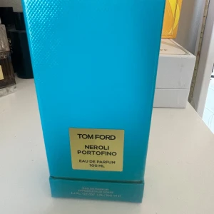 Tom Ford Neroli Portofino 100ml EdP - Tom Ford Neroli Portofino Eau de Parfum 100 ml i en lyxig färg (turkos) den luktar extremt gott och vilken kille som helst skulle gillat lukten inte prata om tjejerna säljer den för behöver pengar SNABBT därav det billiga priset KVITTO FINNS och priset är inte hugget i sten