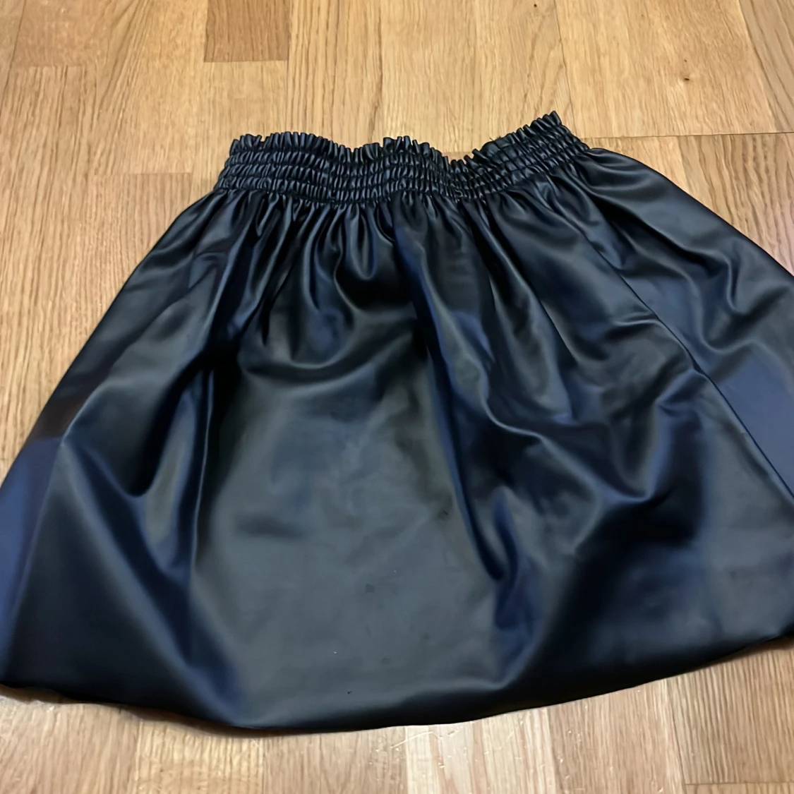 Svart kort kjol i skinnimitation H&M - 1