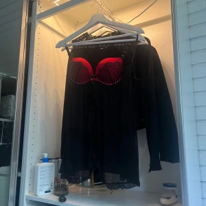 Svartröd bh/nattlinne från Hunkemöller - Supersnygg linne från Hunkemöller med röda kupor och spetsdetaljer. 