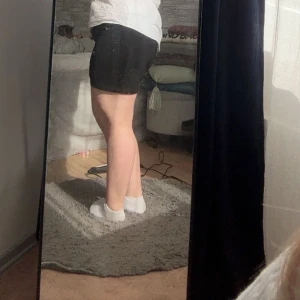 Svart kort kjol i skönt material - Svart kjol i enkel och klassisk modell. De har en rak passform och midwaist (går att ha low waist då jag brukar ha de) , vilket gör dem bekväma och lätta att matcha med olika outfits. Perfekta för varma dagar och en clean look. Storlek 44 men väldigt liten i storlek så passar en som är 40/42