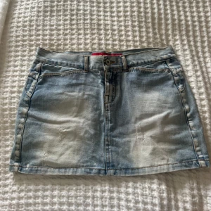 Lågmidjad kjol - Supersnygg lågmidjad kjol från fishbone, midjemått 39 cm❤️