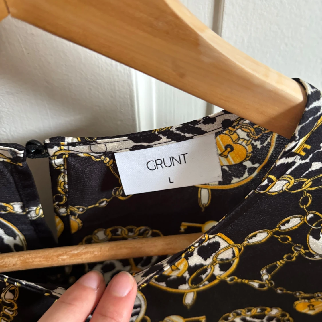 Svart blus med kedje- och leopardmönster - 3