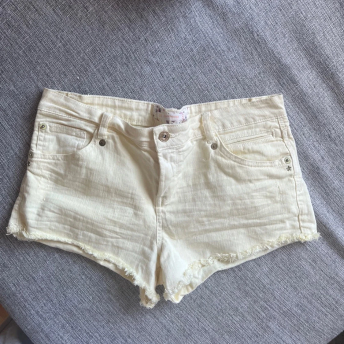 Ljusgula lågmidjade jeansshorts 